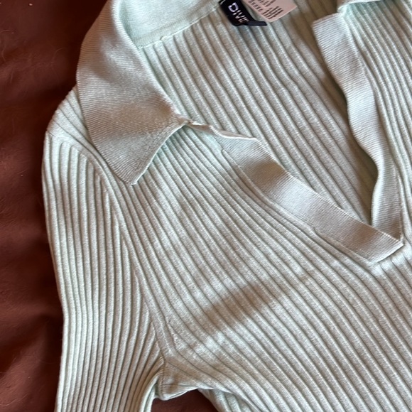 Mint green collared long sleeve - Picture 6 of 8